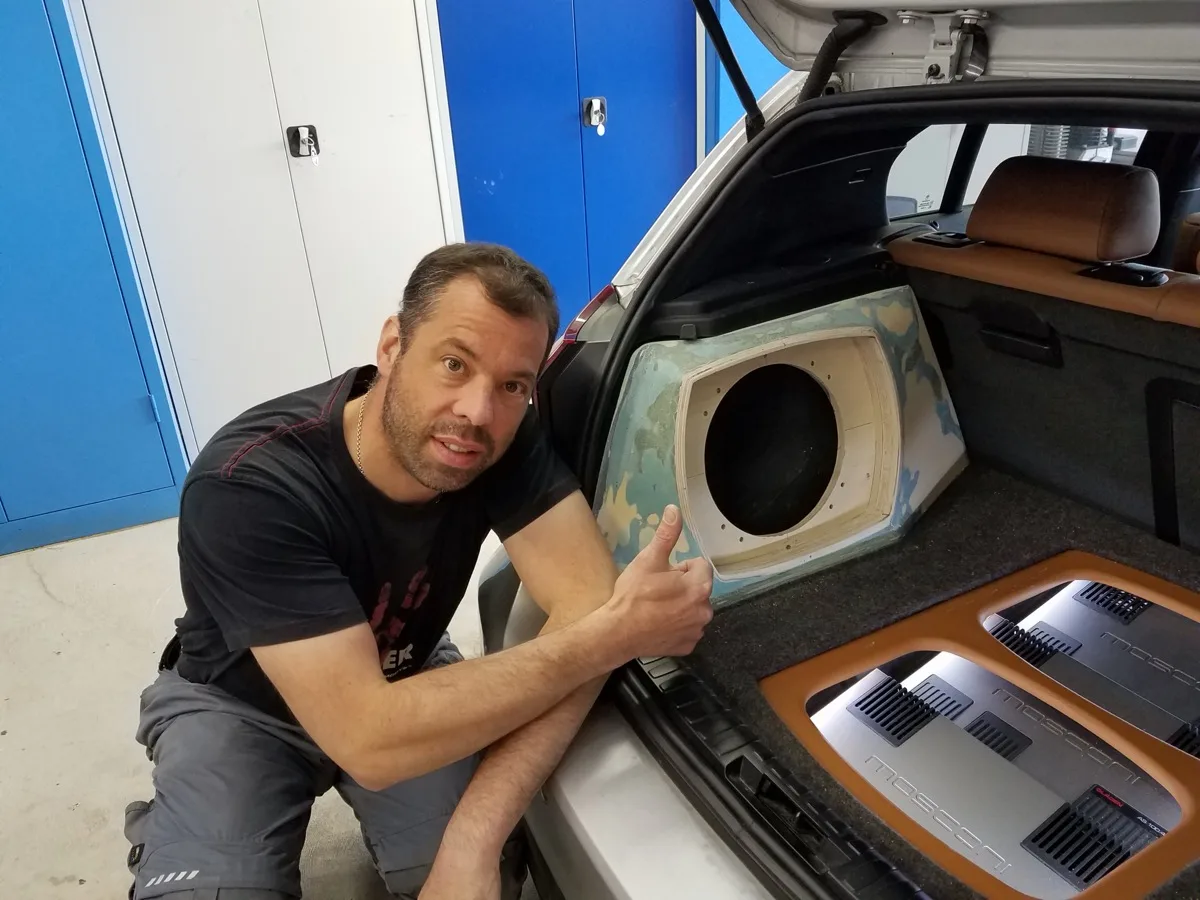 Frank Kutscheid, Inhaber von CSP Car Sound Performance, in der Werkstatt in Drees