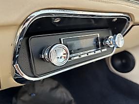 Retro-Radio eingebaut im Armaturenbrett eines Mustang Classics