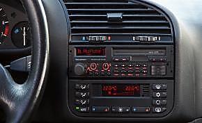 Klassisches Radio im VW-Cockpit – integriert ohne Originaloptik zu verändern
