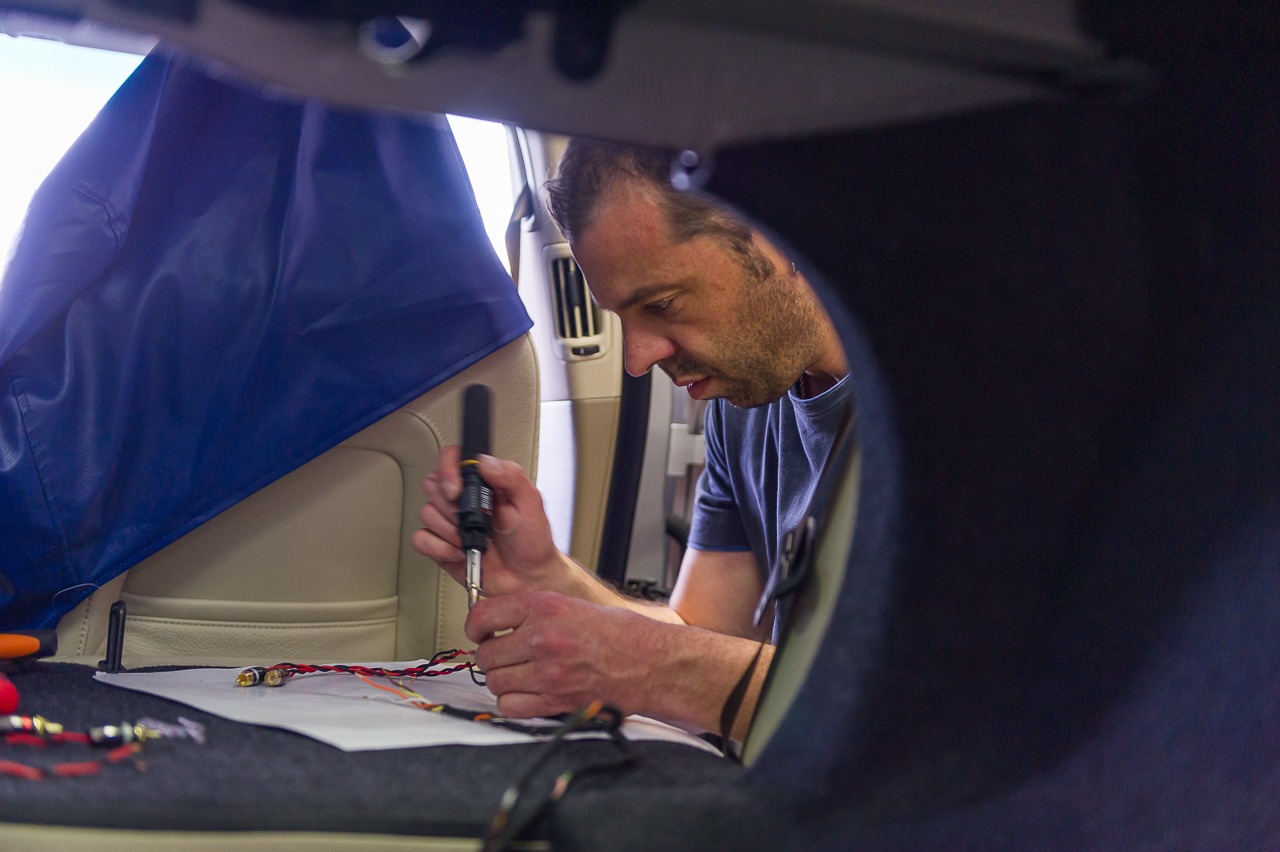 Saubere Innenraum-Verkabelung beim Car-Hifi-Einbau