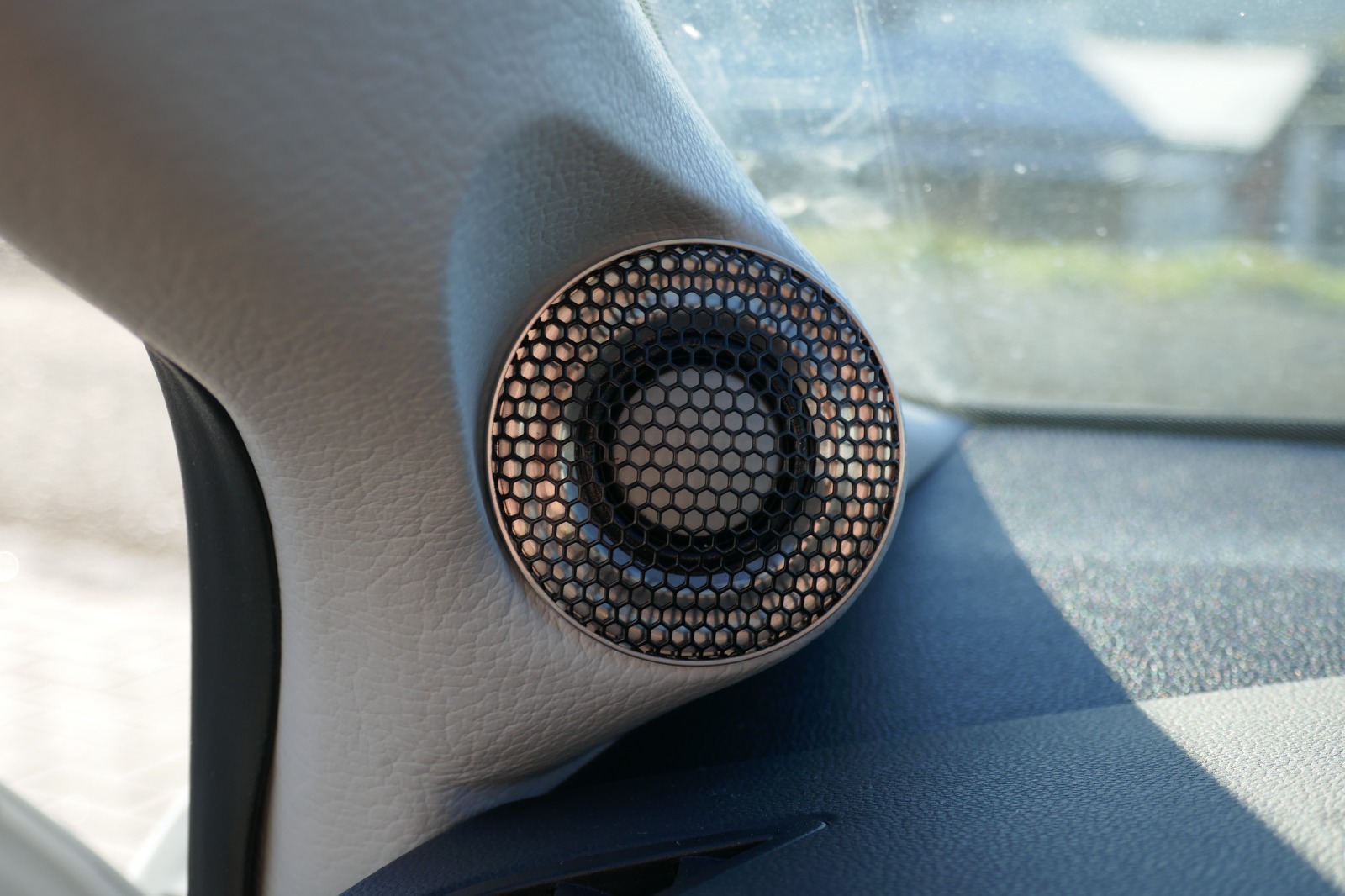 Sauber eingebauter Hochtöner im Fahrzeuginnenraum