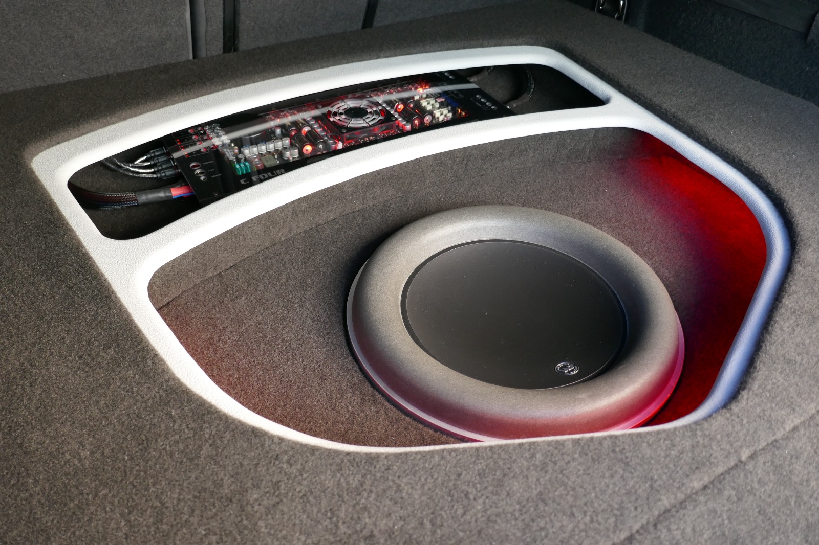Maßgefertigte Subwoofer-Box mit LED-Beleuchtung